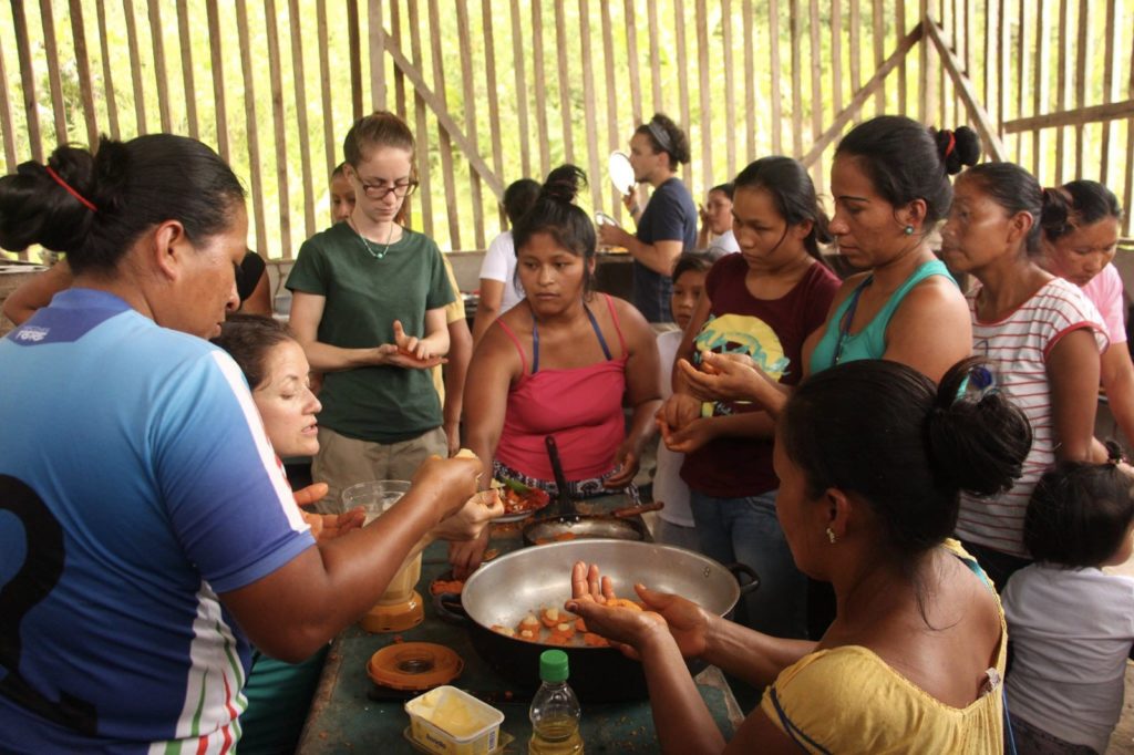 donne della comunità che cucinano