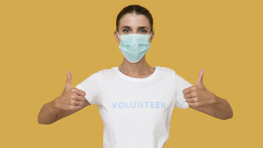 una donna con la maglietta volunteer
