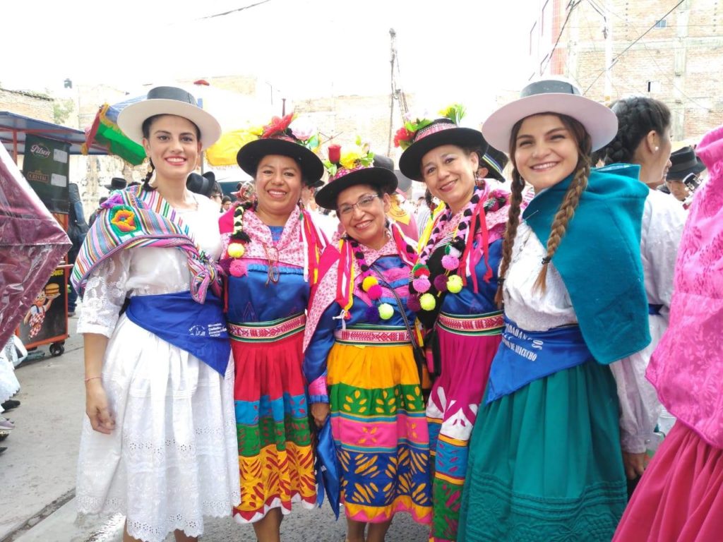 Ayacucho gruppo di donne con abiti tradizionali