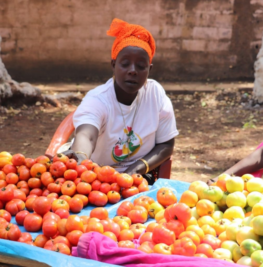 una donna vende frutta e verdura al mercato